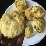 vegane Scones in der Hand