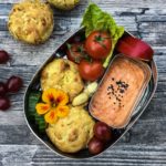 Zucchini-Feta Muffins in der Lunchbox mit Ajwar Dip