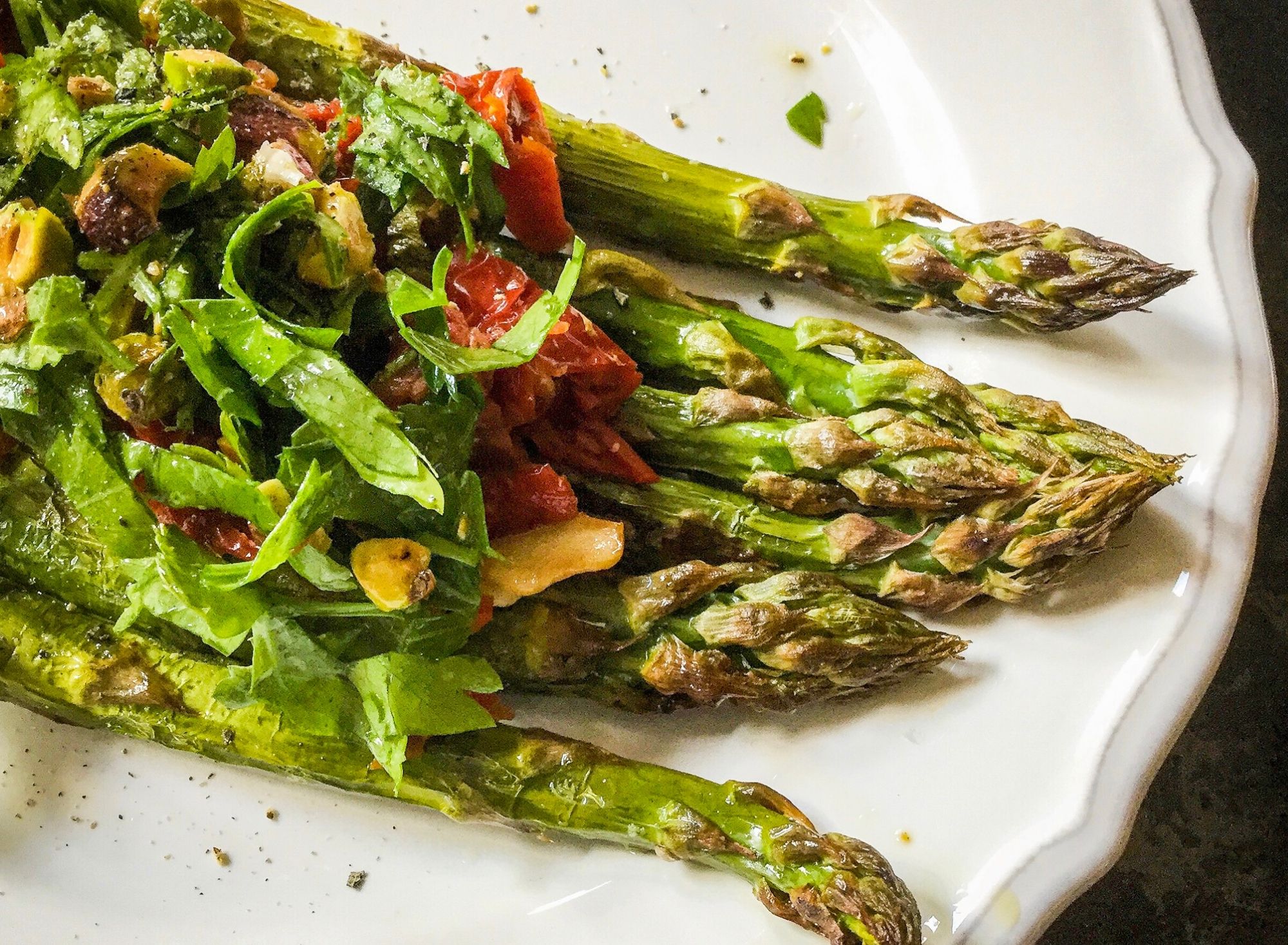 Grüner Spargel mit getrockneten Tomaten - Gemüseliebelei