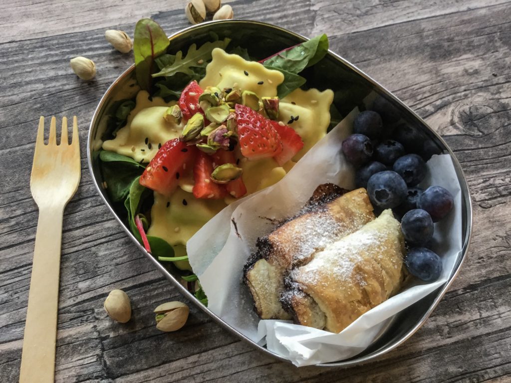 Tortellinisalat mit Erdbeeren und Pistazien - Gemüseliebelei